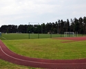 zdjęcie przedstawia boisko sportowe do piłki nożnej oraz bieżnię                                                                                                                                        