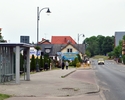 zdjęcie przedstawia przystanek autobusowy oraz jezdnię                                                                                                                                                  