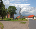 Zdjęcie przedstawia widok na zabudowania i kościół w Kluczkowie  od strony wschodniej.                                                                                                                  