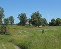 Zdjęcie przedstawia widok na skrzyżowanie dróg w Berkanowie od strony parku dworskiego.                                                                                                                 