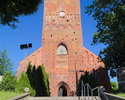 Zdjęcie przedstawia wieżę kościoła pw. Wniebowzięcia Najświętszej Maryi Panny w Sławnie wraz ze schodami doprowadzającymi do świątyni.                                                                  