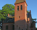 Zdjęcie przedstawia widok na ścianę boczną z wieżą kościoła w Jastrzębnikach.                                                                                                                           