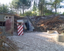 Zdjęcie przedstawia wejście do bunkra na terenie fortyfikacji obronnych w Darłówku Zachodnim - nadmorskiej dzielnicy Darłowa.                                                                           