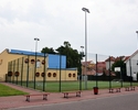 zdjęcie przedstawia halę sportową wraz z boiskiem z zieloną sztuczną nawierzchnią                                                                                                                       