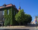 Zdjęcie przedstawia zabytkowy budynek dawnego starostwa, w którym mieści się obecnie Urząd Miasta Sławno i Urząd Gminy Sławno.                                                                          