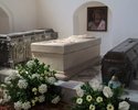 Zdjęcie przedstawia Mauzoleum Pomorskie w kościele pw. Matki Bożej Częstochowskiej w Darłowie. Na zdjęciu widoczne są sarkofagi Króla Eryka, księżnej Elżbiety i Jadwigi.                               