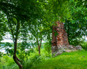 Widok przedstawia ruiny Zamku w Drawnie, pozostałość po zamku wybudowanym przez braci Wedlów w roku 1296 .                                                                                              