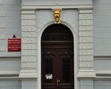 Zdjęcie przedstawia wejście do  willi  przy ulicy Adama Mickiewicza 32                                                                                                                                  