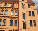 Zdjęcie przedstawia Państwowe Liceum Sztuk Plastycznych im. Constantina Brancusi z charakterystycznymi krzywymi oknami.                                                                                 