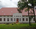 Zdjęcie przedstawia odbudowany pałac w Ogartowie, widok od strony drogi do Szczecinka.                                                                                                                  