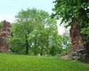 Widok przedstawia ruiny Zamku w Drawnie, pozostałość po zamku wybudowanym przez braci Wedlów w roku 1296                                                                                                