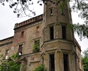 Zdjęcie przedstawia ruiny pałacu w ujęciu na wieżę w ujęciu pionowym                                                                                                                                    