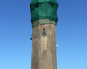 Zdjęcie przedstawia poniemiecką wieżę ciśnień z zegarem w Krzecku.                                                                                                                                      