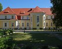 Zdjęcie przedstawia front pałacu w Krzecku.                                                                                                                                                             