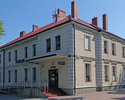 Zdjęcie przedstawia budynek policji widziany od strony Poczty Polskiej w Połczynie -Zdroju.                                                                                                             