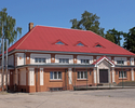 Zdjęcie przedstawia budynek sali gimnastycznej przy szkole podstawowej w Połczynie-Zdroju.                                                                                                              