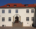 Zdjęcie przedstawia zachodnie skrzydło zamku z wejściem do galerii i biblioteki w Połczynie -Zdroju.                                                                                                    