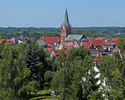 Zdjęcie przedstawia panoramiczne zbliżenie centrum Połczyna -Zdroju.                                                                                                                                    