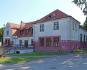 Zdjęcie przedstawia budynek Centrum od strony ścieżki rowerowej przy ulicy Wojska Polskiego w Połczynie-Zdroju.                                                                                         