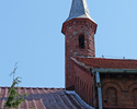 Zdjęcie przedstawia zbliżenie ozdobnej wieżyczki na dachu szpitala w Połczynie -Zdroju.                                                                                                                 