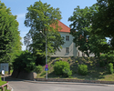 Zdjęcie przedstawia widok zamku na skarpie  w Połczynie -Zdroju od strony ulicy Powstańców Warszawskich.                                                                                                