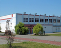 Zdjęcie przedstawia budynek hali sportowej w Połczynie-Zdroju. Widok od strony parkingu.                                                                                                                