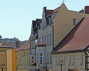 Zdjęcie przedstawia kamienice przy ulicy 5 Marca w Połczynie-Zdroju widziane od strony ul Grunwaldzkiej.                                                                                                