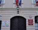 Zdjęcie przedstawia wejście do budynku Ratusza w Myśliborzu                                                                                                                                             