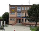 Zdjęcie przedstawia urząd gminy w Wierzchowie.                                                                                                                                                          