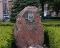 Zdjęcie przedstawia głaz pamiątkowy "Pionierom Ziemi Myśliborskiej"                                                                                                                                     
