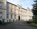 Zdjęcie przedstawia pałac w Karwicach.                                                                                                                                                                  