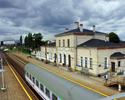 Fotografia przedstawia bydynek Dworca Kolejowego w Choszcznie od strony peronów.                                                                                                                        