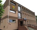Zdjęcie przedstawia budynek w którym mieści się straż gminna w Wierzchowie.                                                                                                                             