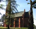 Zdjęcie przedstawia kościół z czerwonej cegły.                                                                                                                                                          