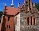Zdjęcie przedstawia Kamienno-Ceglany kościół w Sadlnie.                                                                                                                                                 