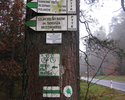 Widok na tablicę informującą o początku szlaku w miejscowości Mostowo.                                                                                                                                  