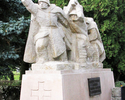 Zdjęcie przedstawia pomnik znajdujący się na Cmentarzu Wojennym. Przedstawia dwóch żołnierzy.                                                                                                           