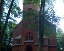 Zdjęcie przedstawia kościół  z czerwonej cegły w Trzęsaczu.                                                                                                                                             