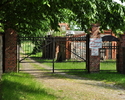 Zdjęcie przedstawia bramę na wjeźdze do pałacu                                                                                                                                                          