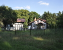 Zdjęcie przedstawia domek myśliwski                                                                                                                                                                     
