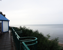 Zdjęcie przedstawia panoramę na morze z punktu widokowego w Niechorzu.                                                                                                                                  