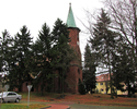 Zdjęcie przedstawia kościół  z czerwonej cegły.                                                                                                                                                         