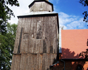 Zdjęcie przedstawia drewniany kościół w Sadlnie.                                                                                                                                                        