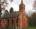 Zdjęcie przedstawia kościół z czerwonej cegły w Prochnówku.                                                                                                                                             