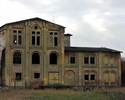 Zdjęcie przedstawia  puszczony zabytkowy budynek.                                                                                                                                                       
