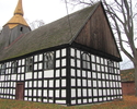 Zdjęcie przedstawia ryglowy kościół z drewnianą wieżą w Golcach                                                                                                                                         
