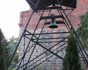 Zdjęcie przedstawia metalową dzwonnicę                                                                                                                                                                  