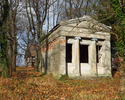murowane, o formach klasycystycznych, mauzoleum rodziny Ree z połowy XIX wieku                                                                                                                          