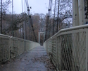 Zdjęcie przedstawia most wiszący nad jeziorem                                                                                                                                                           