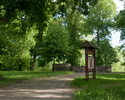 Zdjęcie przedstawia park i studnię św. Ottona                                                                                                                                                           